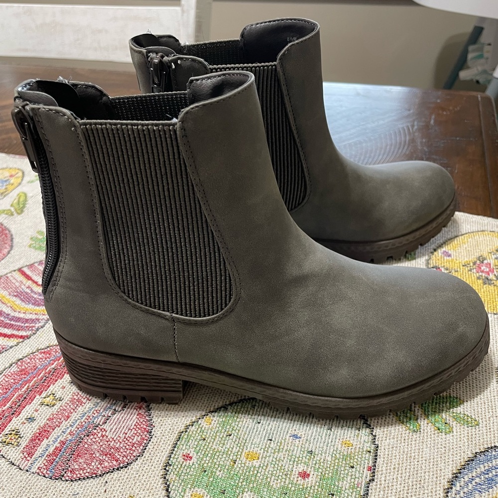 Grey boots new